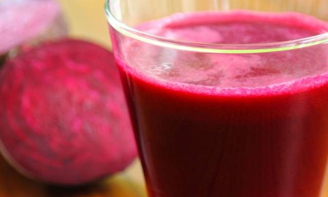 Pomoże zwalczyć kaszel i chrypkę. Wypróbuj przepis na naturalny syrop z buraka