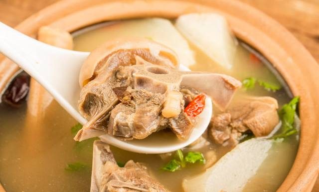 Ta zupa to płynne złoto! Wzmocni stawy, poprawi trawienie i odmłodzi ciało