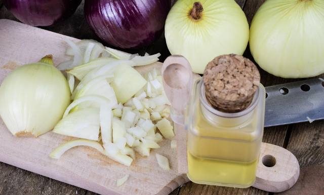 Nie daj się jesiennym infekcjom. Zrób syrop z cebuli – to domowy sposób na kaszel, katar i ból gardła