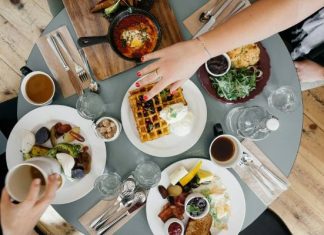 Rano jesteś w biegu? Oto 8 szybkich i zdrowych śniadań, które przygotujesz z „niczego”