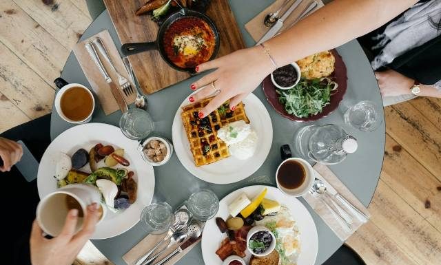 Rano jesteś w biegu? Oto 8 szybkich i zdrowych śniadań, które przygotujesz z „niczego”