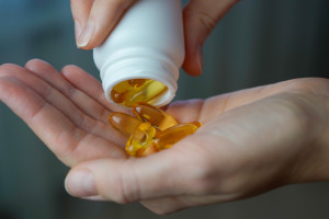 Polacy łykają ten suplement jak cukierki. Przekroczenie dawki niszczy nerki