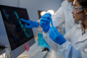 Ujawniono genetyczne powiązania między inteligencją a długowiecznością