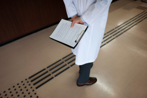 Ma 103 lata i nadal leczy. Najstarszy neurolog zdradza receptę na długie życie i ostry umysł