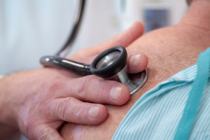 3 złote zasady. Najstarszy praktykujący lekarz mówi, jak dożył 103 lat