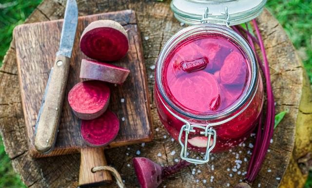 Tak zawsze robię zakwas buraczany. Stosuję ten przepis od wielu lat i za każdym razem wychodzi idealny w smaku