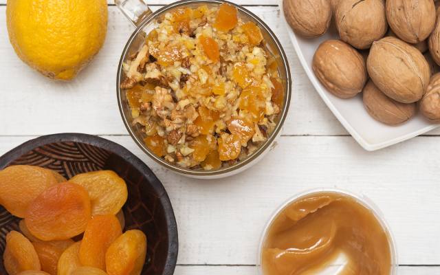 Twój mózg i serce ci podziękują! Wypróbuj przepis na pastę doktora Amosova – tani i zdrowy hit