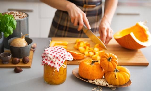 Dynia – wartości odżywcze i indeks glikemiczny. Przepis na krem z dyni, placek i dynię w occie. Jak wygląda dynia hokkaido, a jak piżmowa?