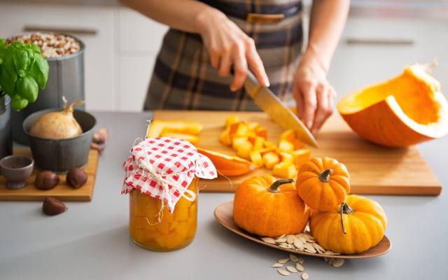 Dynia - wartości odżywcze i indeks glikemiczny. Przepis na krem z dyni, placek i dynię w occie. Jak wygląda dynia hokkaido, a jak piżmowa?