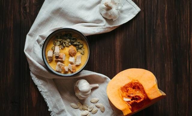 Od zupy po kawę. Dlaczego warto jeść dynię właśnie teraz? Tak działa na zdrowie