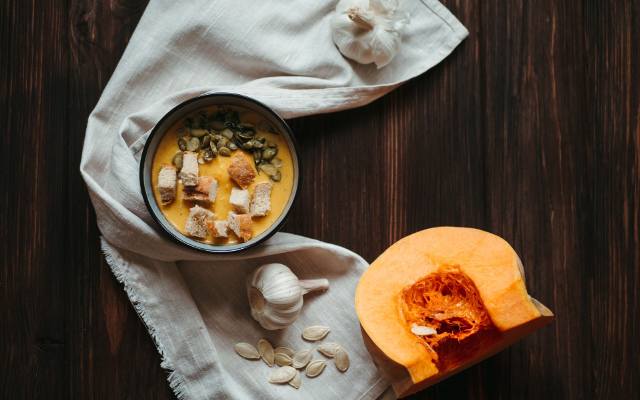 Od zupy po kawę. Dlaczego warto jeść dynię właśnie teraz? Tak działa na zdrowie