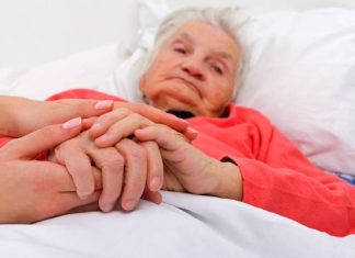 Jak zmniejszyć lęk przed umieraniem? Pomocą jest ostatnia wola na wypadek śmierci i Czerwona Teczka odchodzącej osoby. Co w niej zawrzeć?