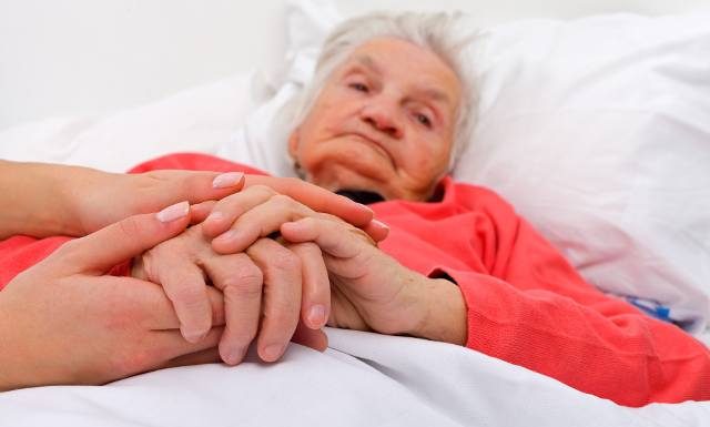 Jak zmniejszyć lęk przed umieraniem? Pomocą jest ostatnia wola na wypadek śmierci i Czerwona Teczka odchodzącej osoby. Co w niej zawrzeć?