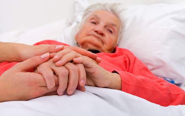 Jak zmniejszyć lęk przed umieraniem? Pomocą jest ostatnia wola na wypadek śmierci i Czerwona Teczka odchodzącej osoby. Co w niej zawrzeć?