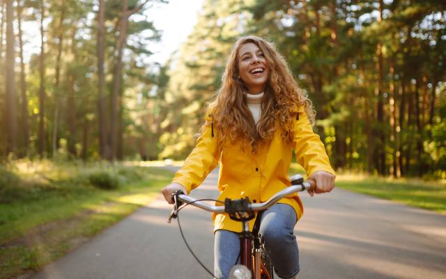 Chcesz żyć dłużej? Wystarczy godzina! 9 zaskakujących korzyści z jazdy na rowerze