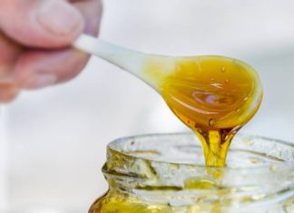 Napój na jesień – woda miodowa. Na odporność i sprawne trawienie