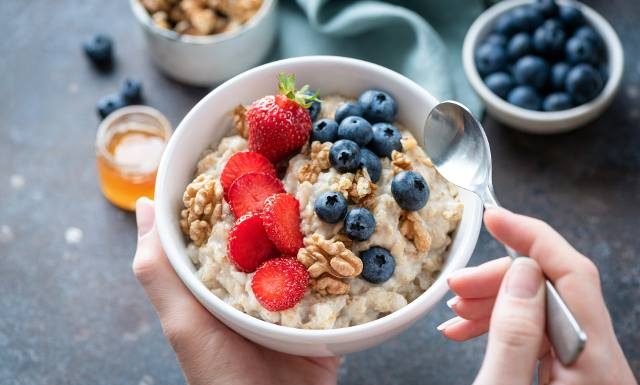 Owsianka wcale nie jest zdrowa dla każdego. Kto powinien natychmiast odstawić płatki owsiane?