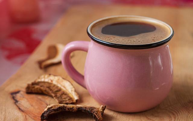 Dodaj ten nietypowy składnik do kawy tej jesieni. Doda ci mocy, wzmocni odporność i pomoże okiełznać stres. To prawdziwy hit sezonu!