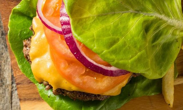 Odstaw bułki i ziemniaki – brzuch zacznie znikać! Sprawdź, jak działa dieta low carb