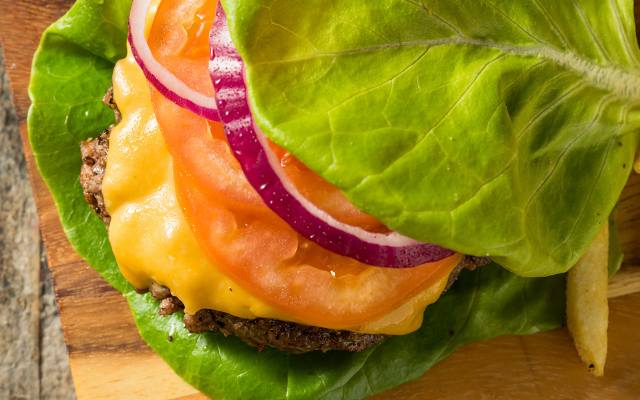 Odstaw bułki i ziemniaki – brzuch zacznie znikać! Sprawdź, jak działa dieta low carb