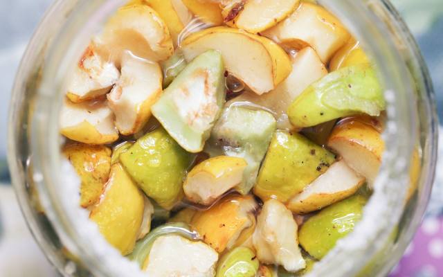 Masz dużo owoców i nie wiesz co zrobić z pigwy? Wypróbuj prosty przepis na syrop na zimę