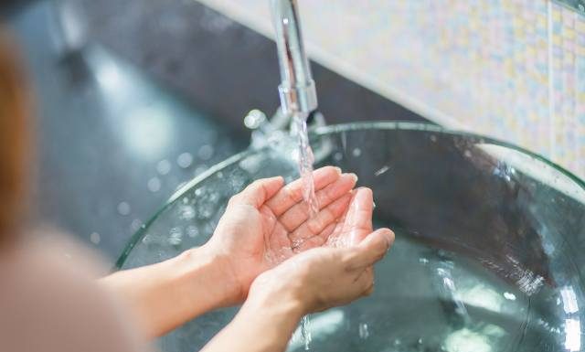 Skuteczny sposób na infekcje masz w zasięgu ręki – dosłownie! Jednak większość z nas popełnia tu podstawowy błąd