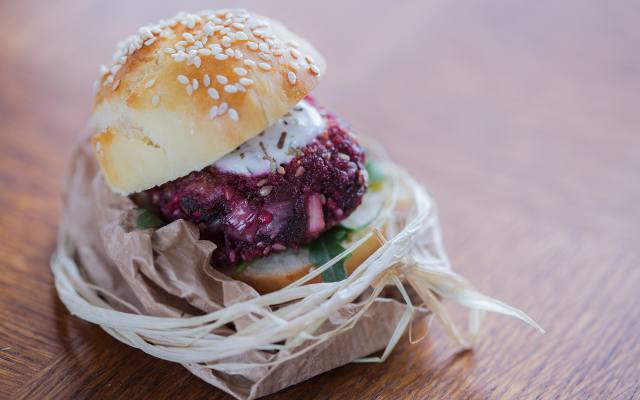 Poznaj pyszne zamienniki mięsa i włącz je do diety. Ryzyko chorób serca zmaleje nawet o 27 procent