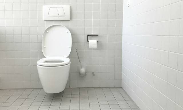 Nie rób tego w toalecie publicznej! Ekspertka ostrzega przed powszechnym nawykiem
