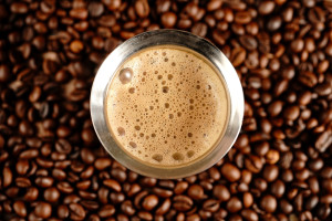 3 do 5 filiżanek dziennie. Naukowcy: najważniejsza jest godzina picia kawy