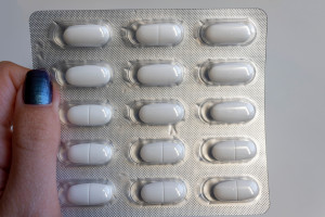 Uwaga na suplementację: w nadmiarze dewastuje serce i płuca. Polacy łykają bez opamiętania