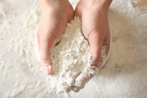 GIS: natychmiast wyrzuć - zawiera groźne pestycydy. Popularna mąka wycofana