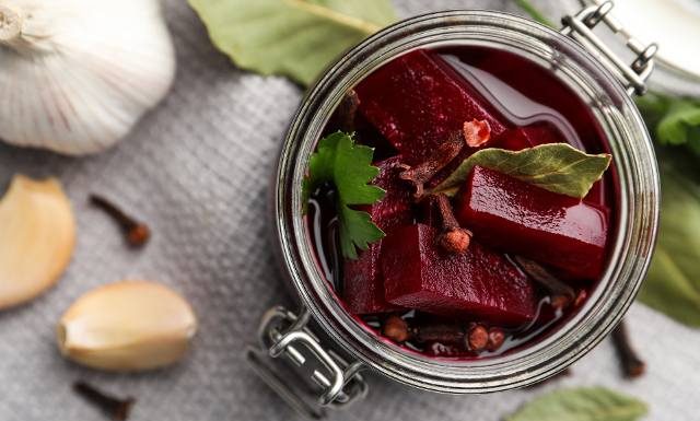 Pyszny i niezwykle zdrowy – oto, jak robię własny zakwas buraczany. Mam ten przepis od lat i zawsze wychodzi idealny