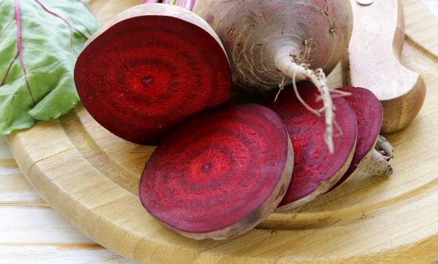 Burak, czyli gwiazda wśród warzyw! To źródło cudownych właściwości. Pomoże i na krążenie, i na trawienie. Sprawdź właściwości