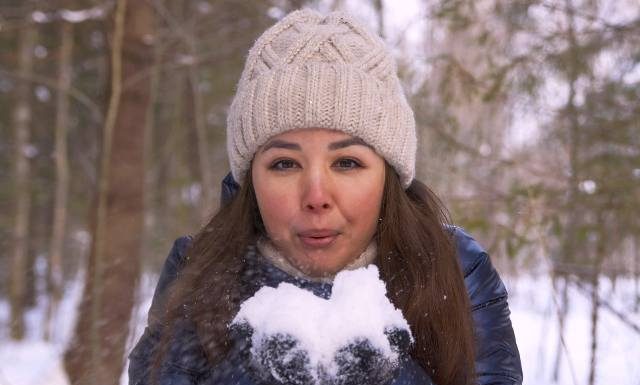 Co na czerwony nos? Zimą przypadłość ta daje się we znaki. Zobacz, skąd się bierze i jak zmniejszyć zaczerwienienie nosa