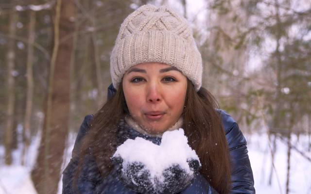 Co na czerwony nos? Zimą przypadłość ta daje się we znaki. Zobacz, skąd się bierze i jak zmniejszyć zaczerwienienie nosa