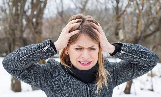 Czy ciepło „ucieka przez głowę”? Czy zimą powinniśmy ubierać się na cebulkę? Zobacz fakty i mity o ubieraniu się w zimie