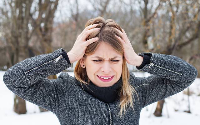 Czy ciepło „ucieka przez głowę”? Czy zimą powinniśmy ubierać się na cebulkę? Zobacz fakty i mity o ubieraniu się w zimie