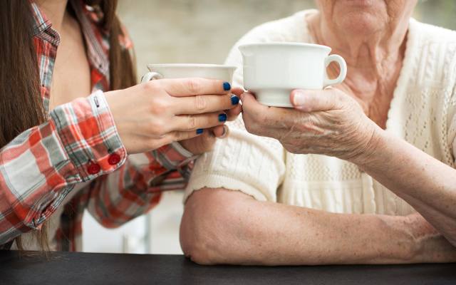 7 babcinych sposobów na katar. Zamocz nogi w gorącej wodzie, a potem zajrzyj do kuchennej szafki zamiast do apteczki