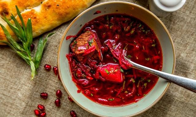 Niepozorne warzywa, moc właściwości. Barszcz i buraki wspierają układ krążenia, obniżają ciśnienie krwi, pomagają w niestrawności