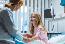 Jest bardzo agresywny, zagraża głównie dzieciom. Polscy lekarze badają skuteczność nowej terapii