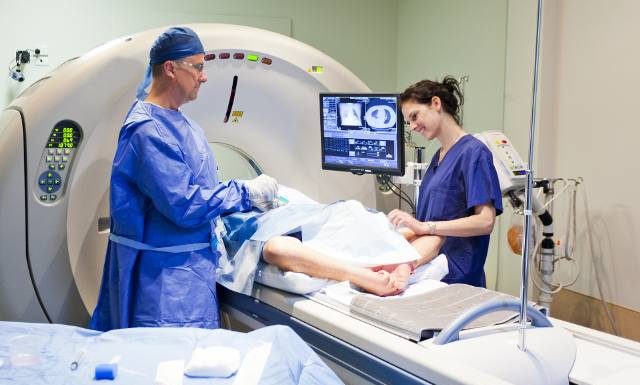 Rezonans magnetyczny – jak się przygotować do badania? Przebieg i przeciwskazania do wykonania badania MRI