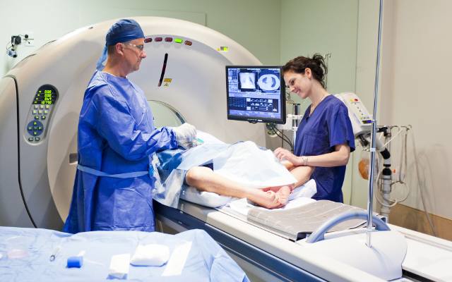 Rezonans magnetyczny – jak się przygotować do badania? Przebieg i przeciwskazania do wykonania badania MRI