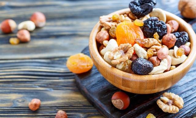 Bakalie – pyszne i kaloryczne. Suszone owoce mają mnóstwo zalet, ale nie można jeść ich bez umiaru. Kto nie powinien ich jeść?