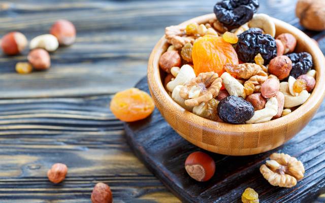 Bakalie – pyszne i kaloryczne. Suszone owoce mają mnóstwo zalet, ale nie można jeść ich bez umiaru. Kto nie powinien ich jeść?