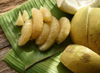 Pomelo – właściwości zdrowotne i kaloryczność. Jak obierać i jeść owoc pomelo