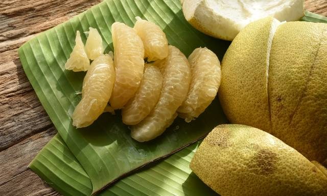 Pomelo – właściwości zdrowotne i kaloryczność. Jak obierać i jeść owoc pomelo