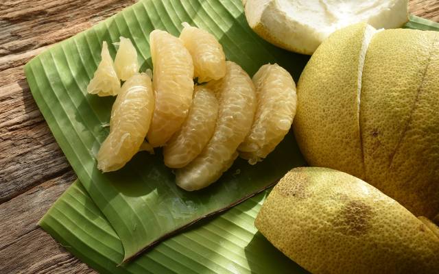 Pomelo – właściwości zdrowotne i kaloryczność. Jak obierać i jeść owoc pomelo