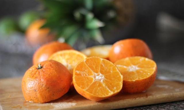 Jak wybrać słodkie mandarynki bez pestek? Wykorzystaj wskazówki, które pomogą odróżnić słodkie i soczyste owoce od kwaśnych