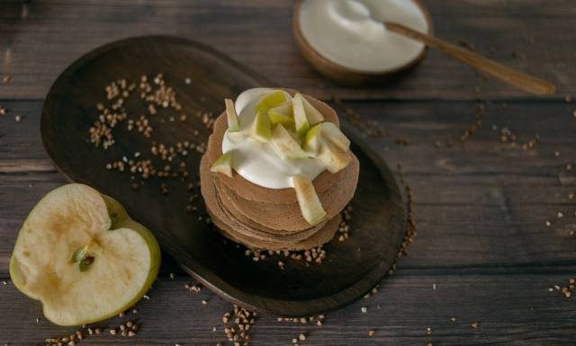 Placki z jabłkami na każdą okazję? Wypróbuj przepisy na placki bezglutenowe, bez jajek i mleka