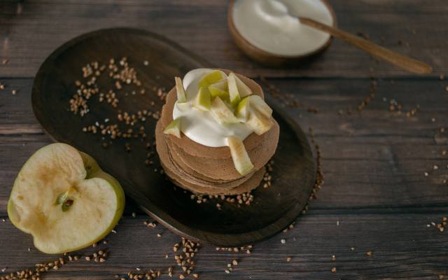 Placki z jabłkami na każdą okazję? Wypróbuj przepisy na placki bezglutenowe, bez jajek i mleka